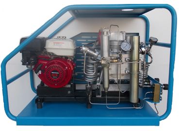 Gasbetriebenes Unterwasseratemgerät zu Hause oder, das Luftkompressorfüllungszylinder im Labor austauscht